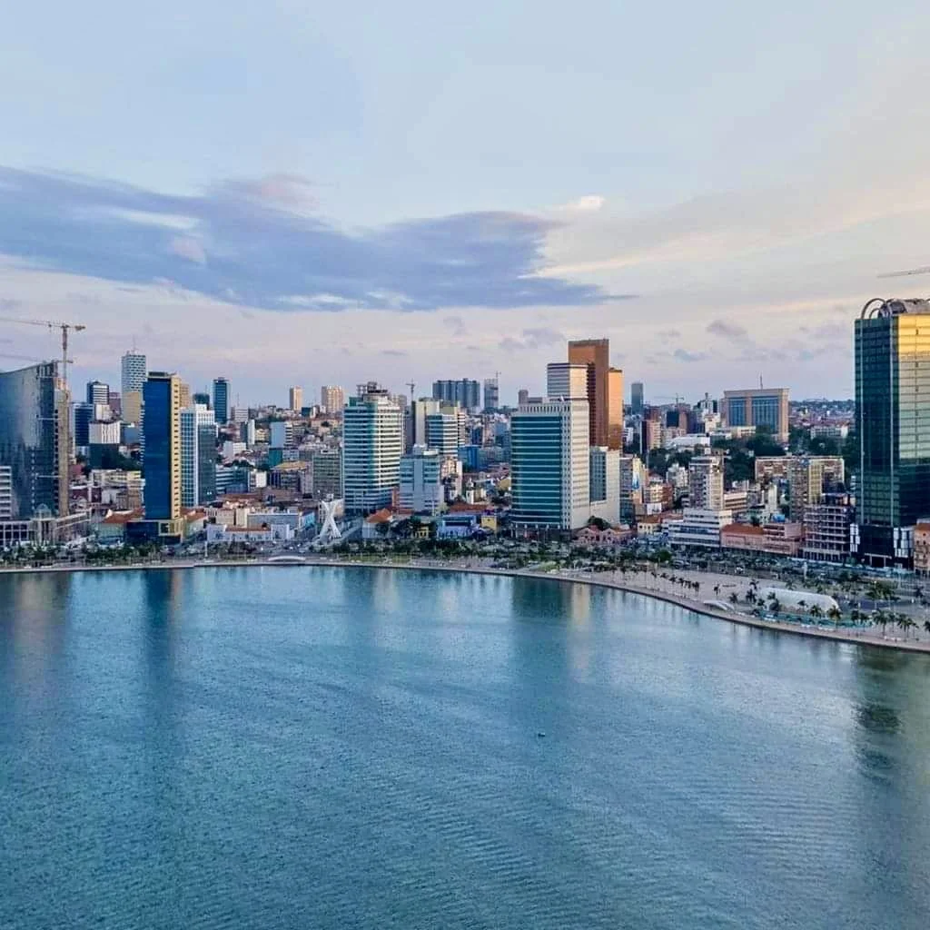 Baía de Luanda, Angola, representando a porta de entrada estratégica para negócios africanos